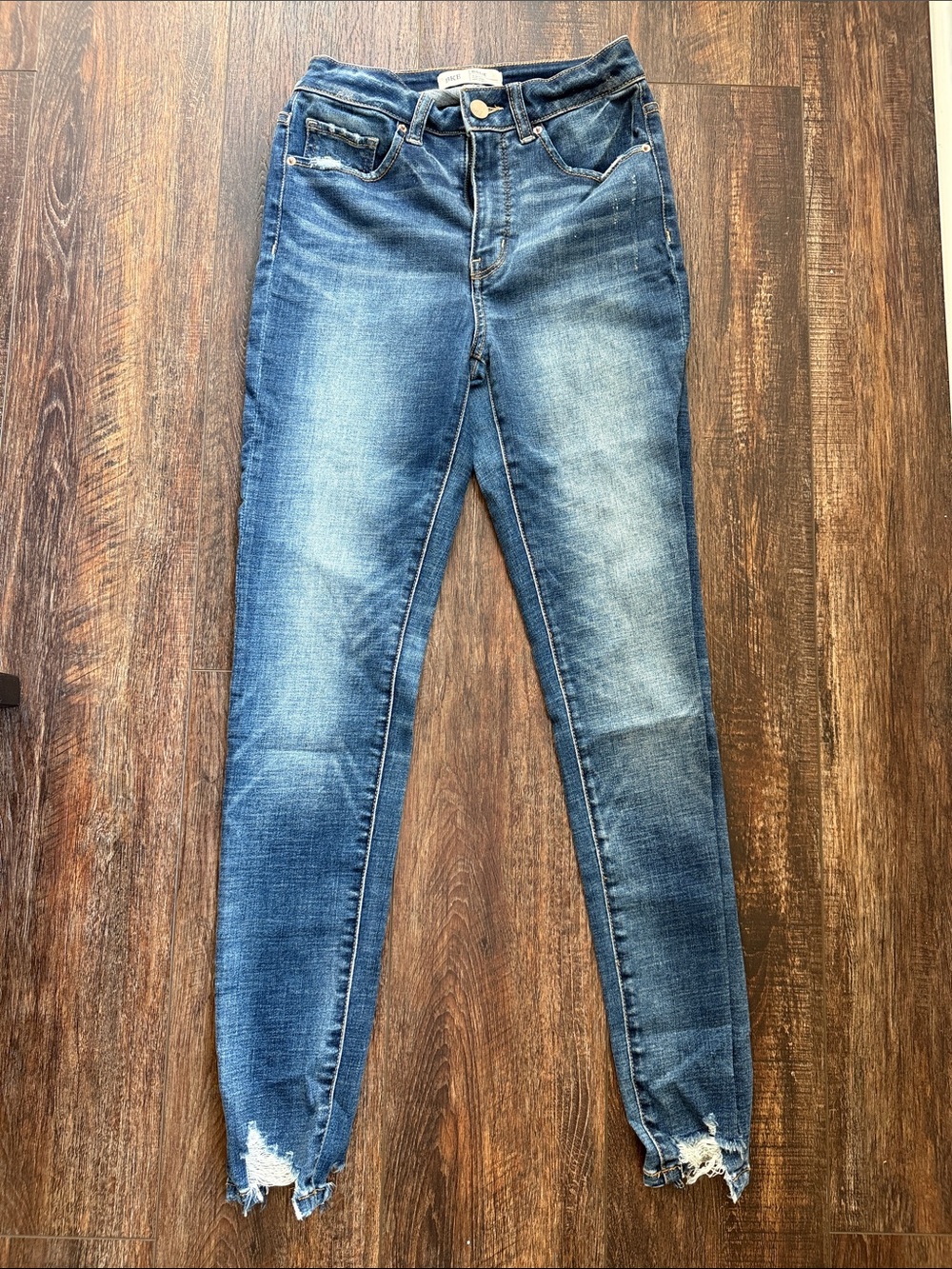 BKE Women’s Skinny Jeans in Faded Blue Wash